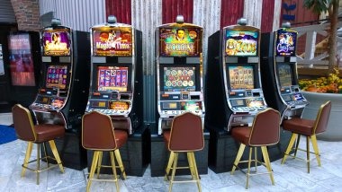 Payline structure and symbol payout table